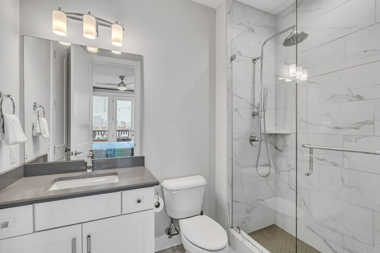 Room 2, Luxury Townhome With Rooftop Deck Skyline Views, Davidson