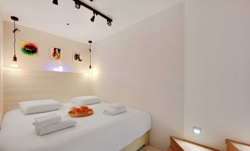 Others 3, Intimate Flat w A C & Jacuzzi - 2BR 6P Montmartre, Paris