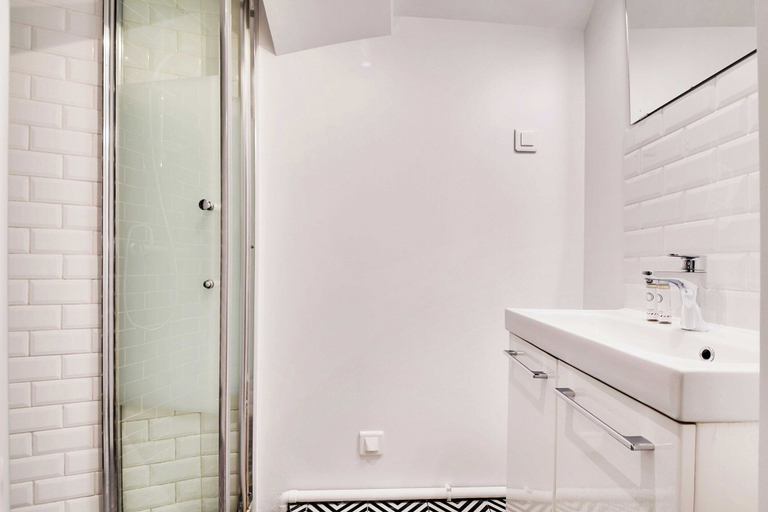 Bathroom 5, Charming Apartment - 2br/6p - Menilmontant, Paris