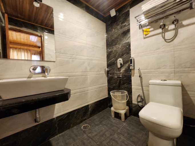 Bathroom 4, Di Villa, Kullu