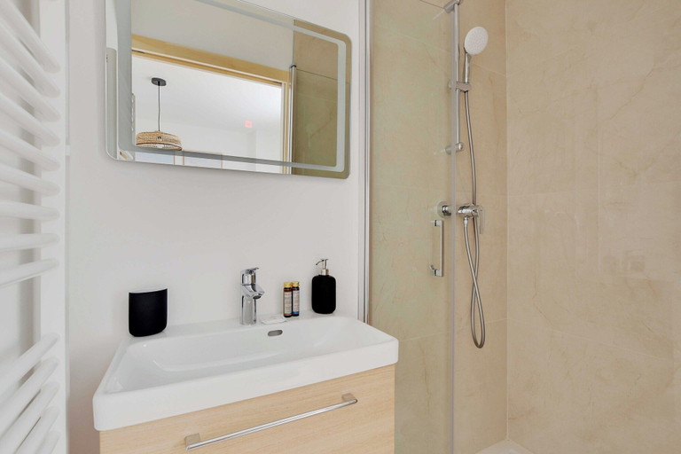 Bathroom 2, Chic Duplex With Rooftop -3bd/6p- Nogent-sur-marne, Val-de-Marne