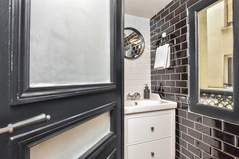 Bathroom 2, Magnificent apartment- 2BR/6P - Arts et Métiers, Paris