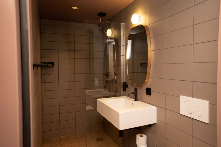Bathroom 5, The Elephant Hostel, Amsterdam