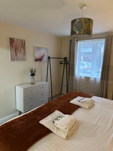 Room 4, Orange Lilly in Stroud, Gloucestershire