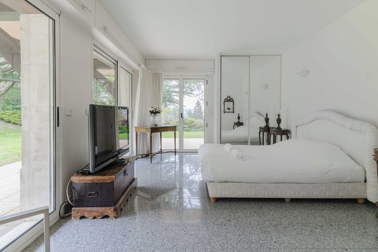 Room 2, Luxury Haven With Tennis and Large Garden, Calvados