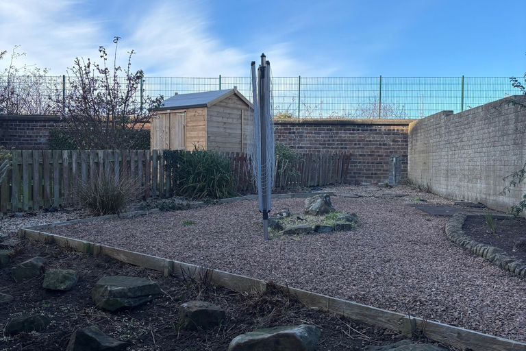 Property grounds, 2-beds, Sleeps 4 w/ Parking, 15 Mins to St Andrews, Fife