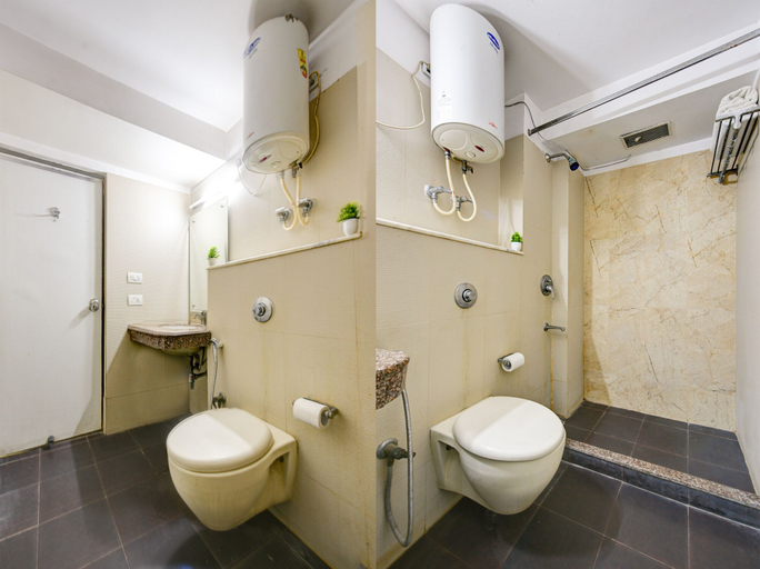 Bathroom, Mauryan Stay, Yashobhoomi, Delhi