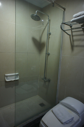 Bathroom 3, Tyng Garden Hotel, Sandakan