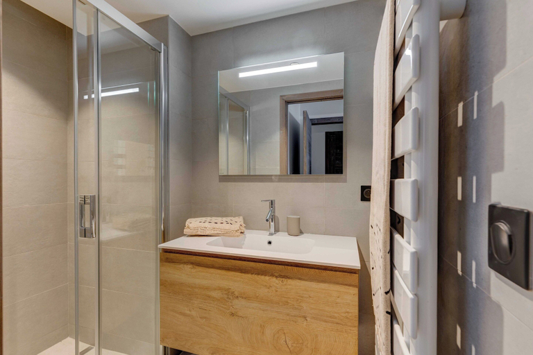Bathroom 5, Ideal 3 Bedroom Apartment With 200m2 Garden, Haute-Savoie