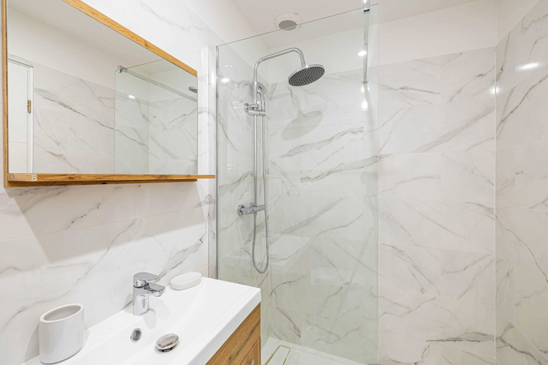 Bathroom, Large Renovated Studio - Bright - 1br/4p, Alpes-Maritimes
