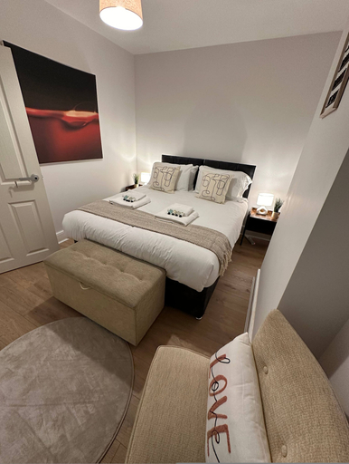 Room 5, 3 bed Chill Glouc With 3 Bedrooms and 1 Bathrooms, Gloucestershire