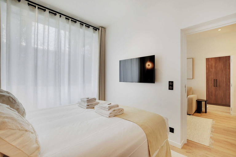 Bedroom 3, Newly Refurbished Flat in Heart of 18th District, Paris