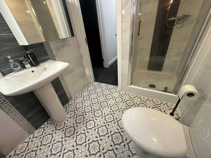 Bathroom 3, Cardiff Cathedral Apartment, Cardiff