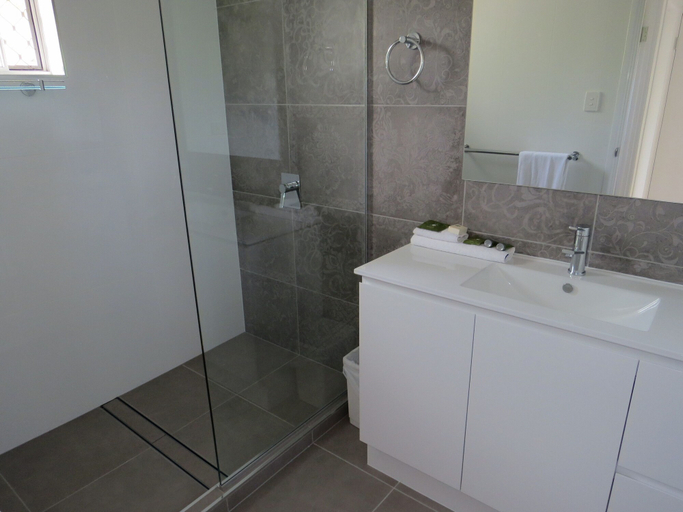 Bathroom 4, The Shores Holiday Apartments, Mackay - Pt A