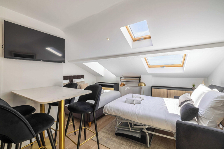 Room 2, Large Renovated Studio - Bright - 1br/4p, Alpes-Maritimes