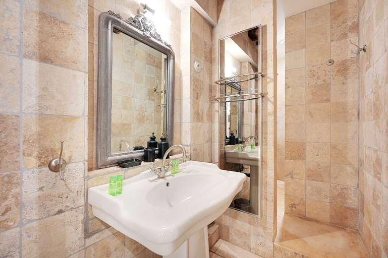 Bathroom 4, Elegant Apartment - 2br/7p - Quartier Latin, Paris