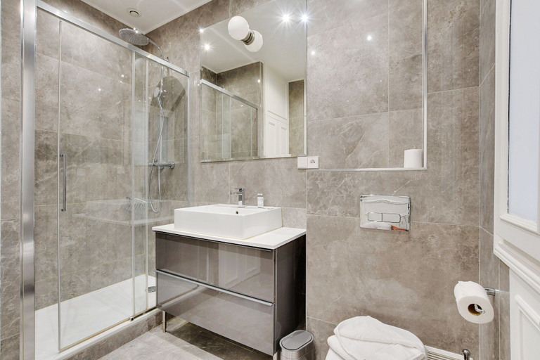 Bathroom 5, Charming Apartment - 1br/4p - Place Victor Hugo, Paris