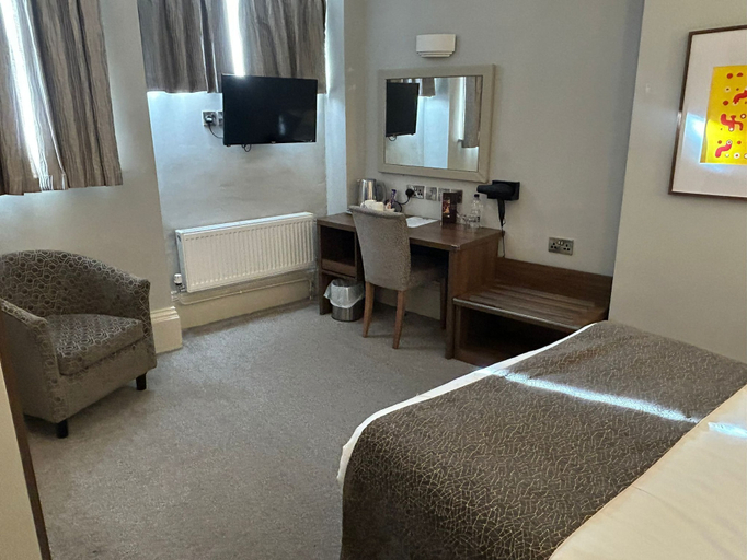 Bedroom 2, The Hind Hotel, Northamptonshire