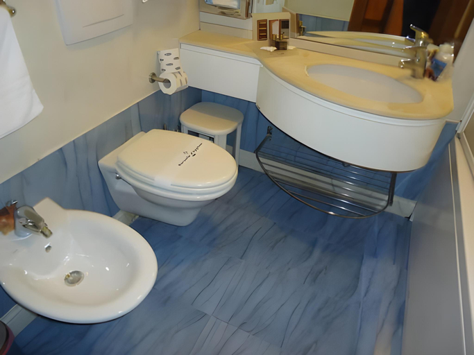 Bathroom 4, Hotel Santa Lucia, Campobasso