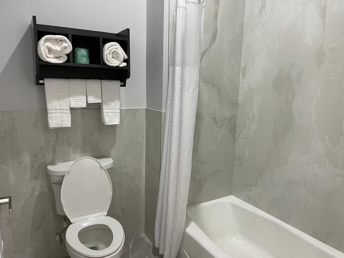 Bathroom 3, Liv Inn and Suites, Houston