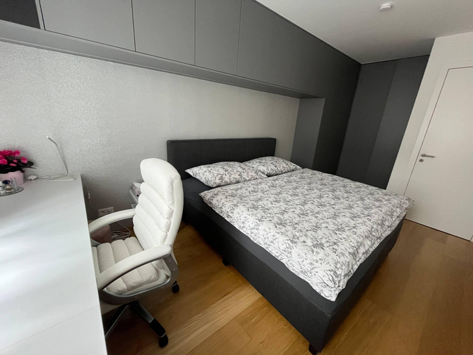 Bedroom 3, Where City Meets Nature Discover Vienna from Green Park Apartment, Wien