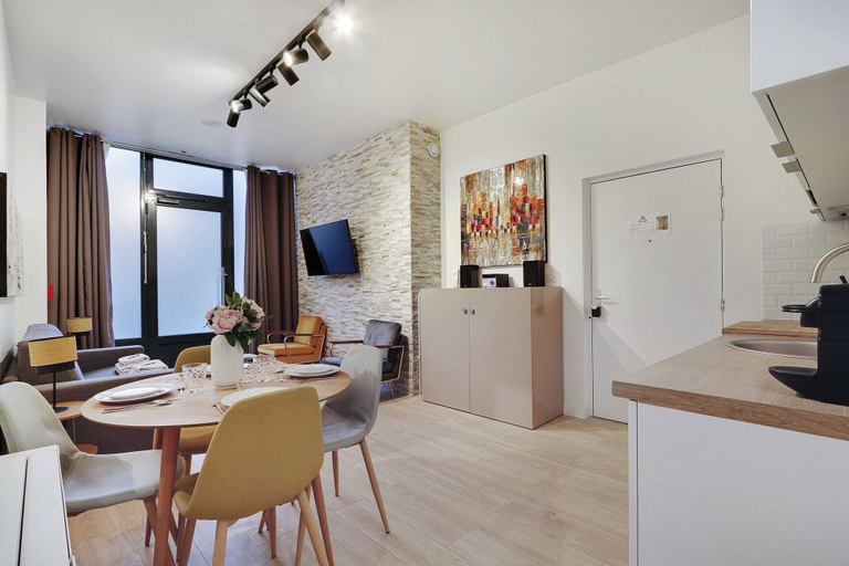 Others 4, Intimate Flat w A C & Jacuzzi - 2BR 6P Montmartre, Paris