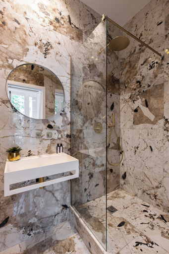 Bathroom 5, Charming Flat - 2bd/6p - Passy / Eiffel Tower, Paris