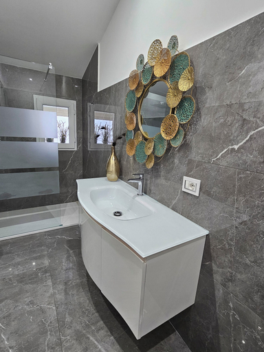 Bathroom 3, La Punta, Catania
