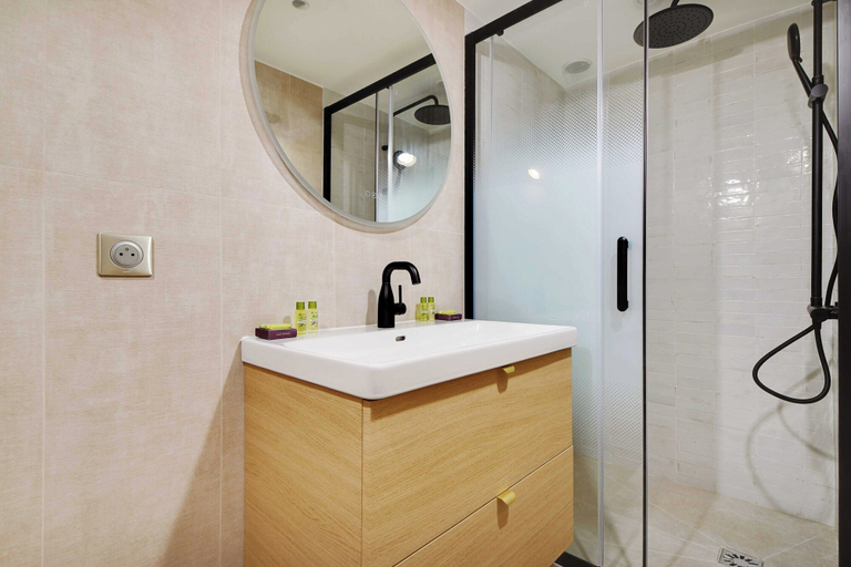 Bathroom 4, Charming Apartment - 2br/7p - Sacre-coeur / Ramey I, Paris
