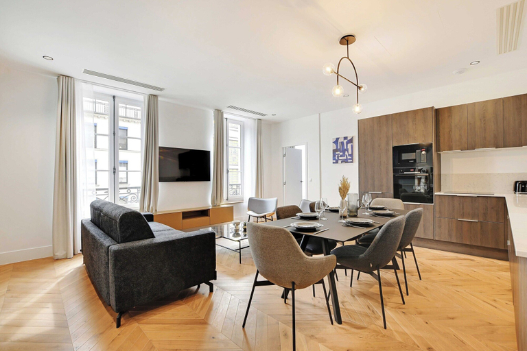 Dining 3, Stunning Apartment - 2br/6p - Madeleine, Paris