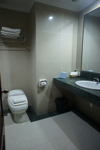 Bathroom 4, Tyng Garden Hotel, Sandakan
