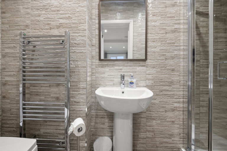 Bathroom 4, 5 Bedroom Oxford Cooper House, Sleep 11, Parking, Oxfordshire