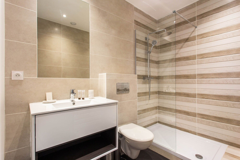 Bathroom 2, Eclectic Apartment - 2br/6p - Marche D'aligre, Paris