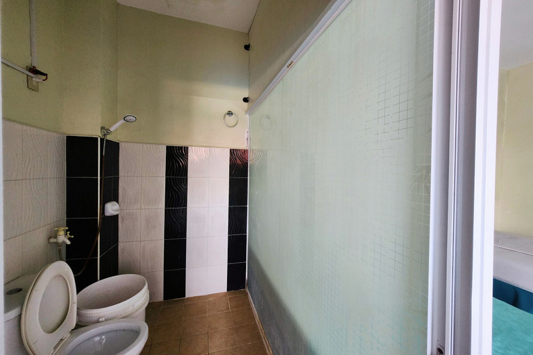 Bathroom 5, Hidden Valley Beach Resort, Pinamungahan