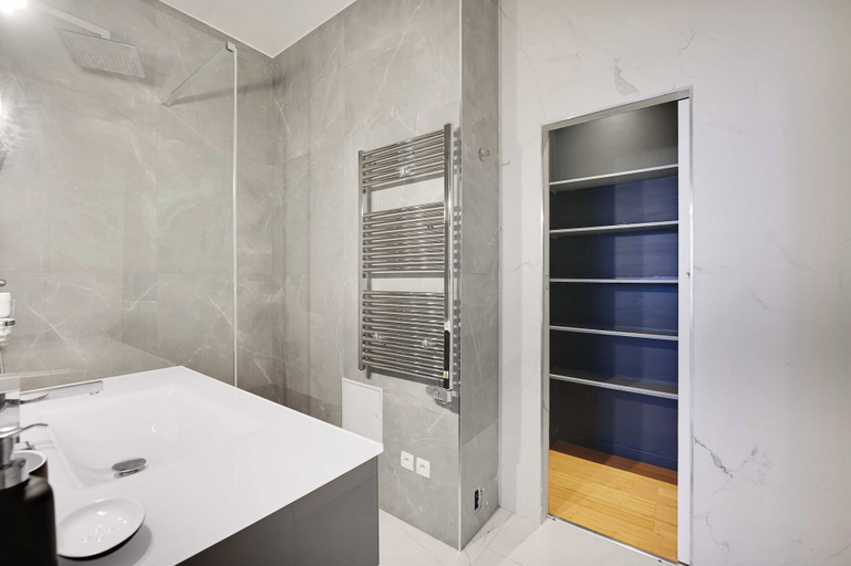 Bathroom 5, Charming 2br/4p - Georges V / Champs-a%0lysaes, Paris