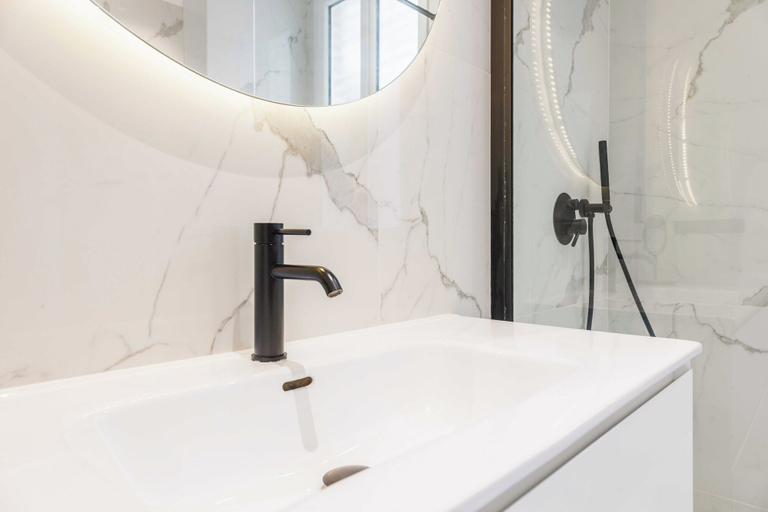 Bathroom 2, Chic Apartment - 2br/4p - Trocadero, Paris