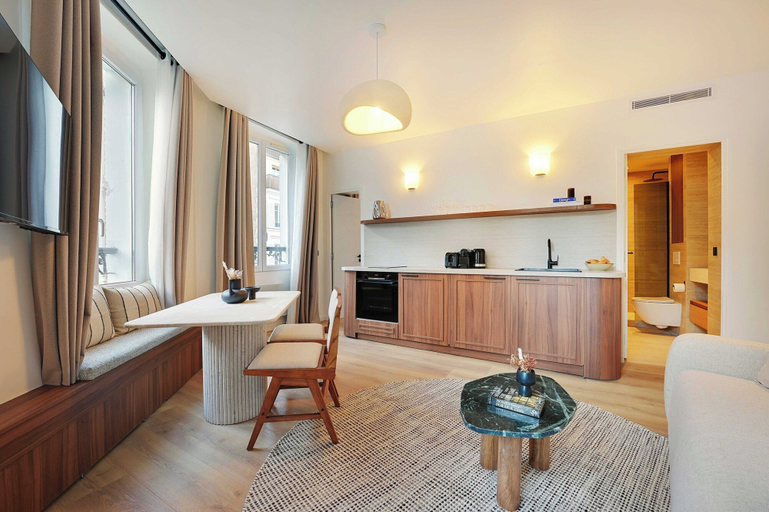 Living area 5, Elegant Apartment - 1br/4p - Sacre-coeur, Paris