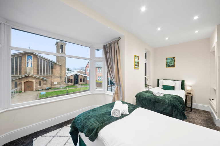 Room 5, 5 Bedroom Oxford Cooper House, Sleep 11, Parking, Oxfordshire