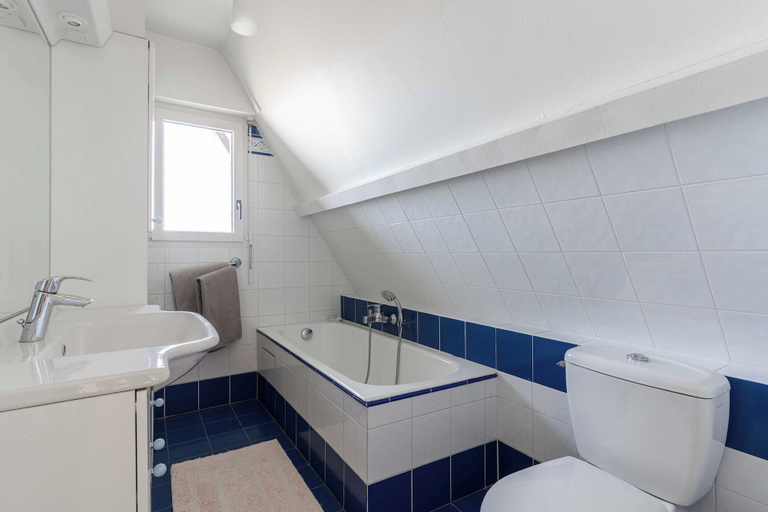 Bathroom 5, The Benervilloise Villa With its Feet in the Water, Calvados