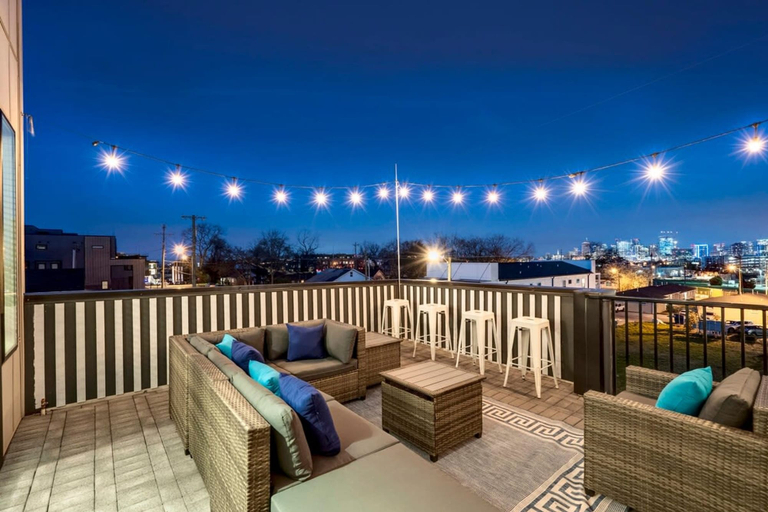 Room 5, Luxury Townhome With Rooftop Deck Skyline Views, Davidson