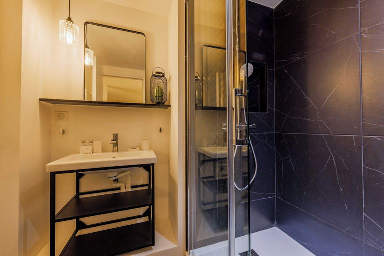 Bathroom 2, Cozy apartment - 2BR/4P - Place Pigalle, Paris