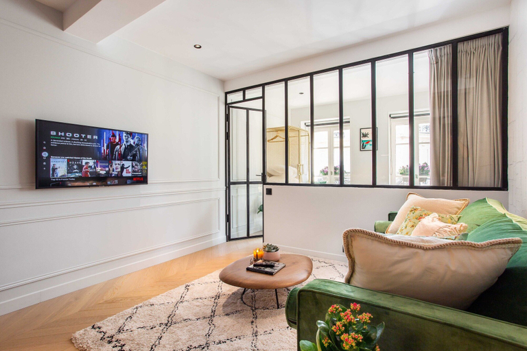 Living area, Magnificent 1br/4p Apartment - Montorgueil 3, Paris