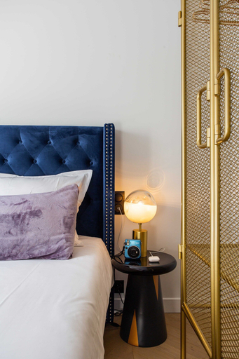Room 2, Magnificent 3br/8p Apartment - Montorgueil 8, Paris