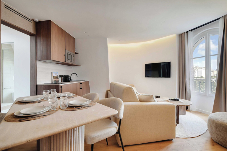 Dining 3, Modern Apt -1br/4p - View Eiffel Tower / Passy, Paris