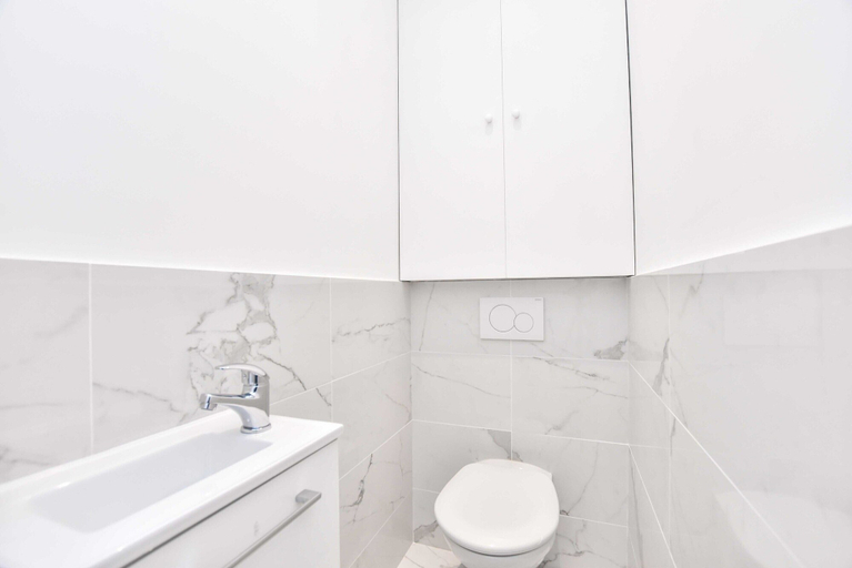 Bathroom 2, Family Apartment - 4br/10p - Menilmontant, Paris