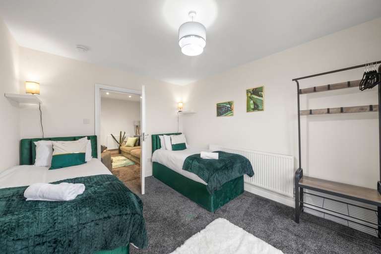 Room 2, 5 Bedroom Oxford Cooper House, Sleep 11, Parking, Oxfordshire