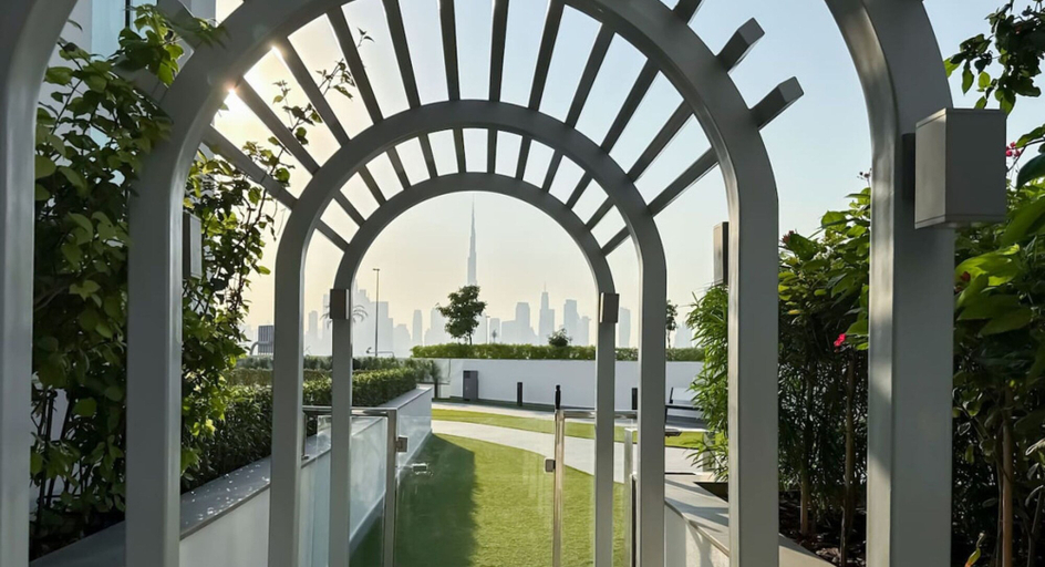 Room 4, 1BR Apt Near Downtown Dubai Pool Skyline Views, Dubai