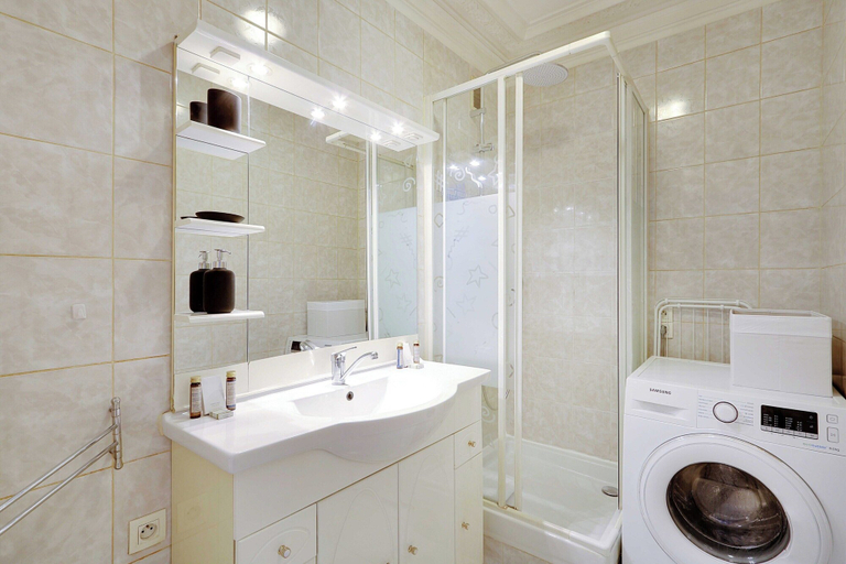 Bathroom, Experience Parisian Lifestyle: 2BR, Porte Maillot, Paris