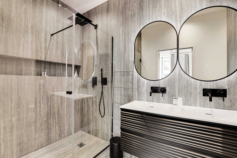 Bathroom 4, Stunning Apartment - 2br/6p - Madeleine, Paris