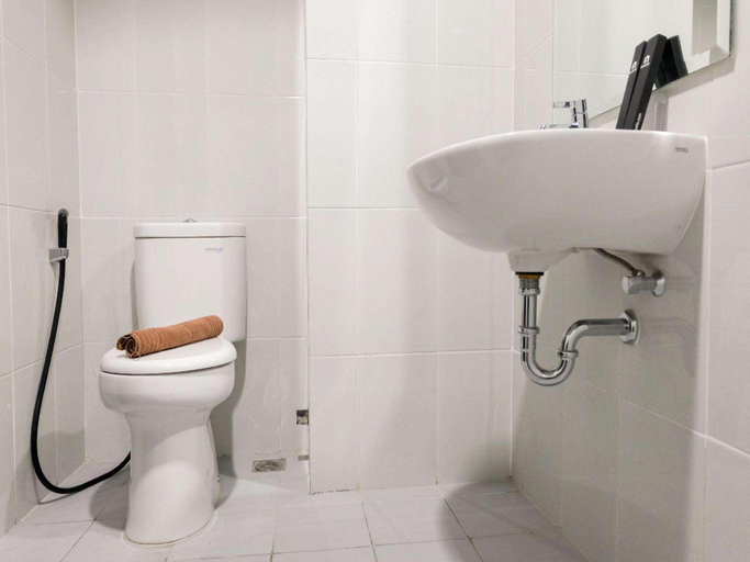 Bathroom, Good Compact Studio Casa de Parco Apt By Travelio, Tangerang
